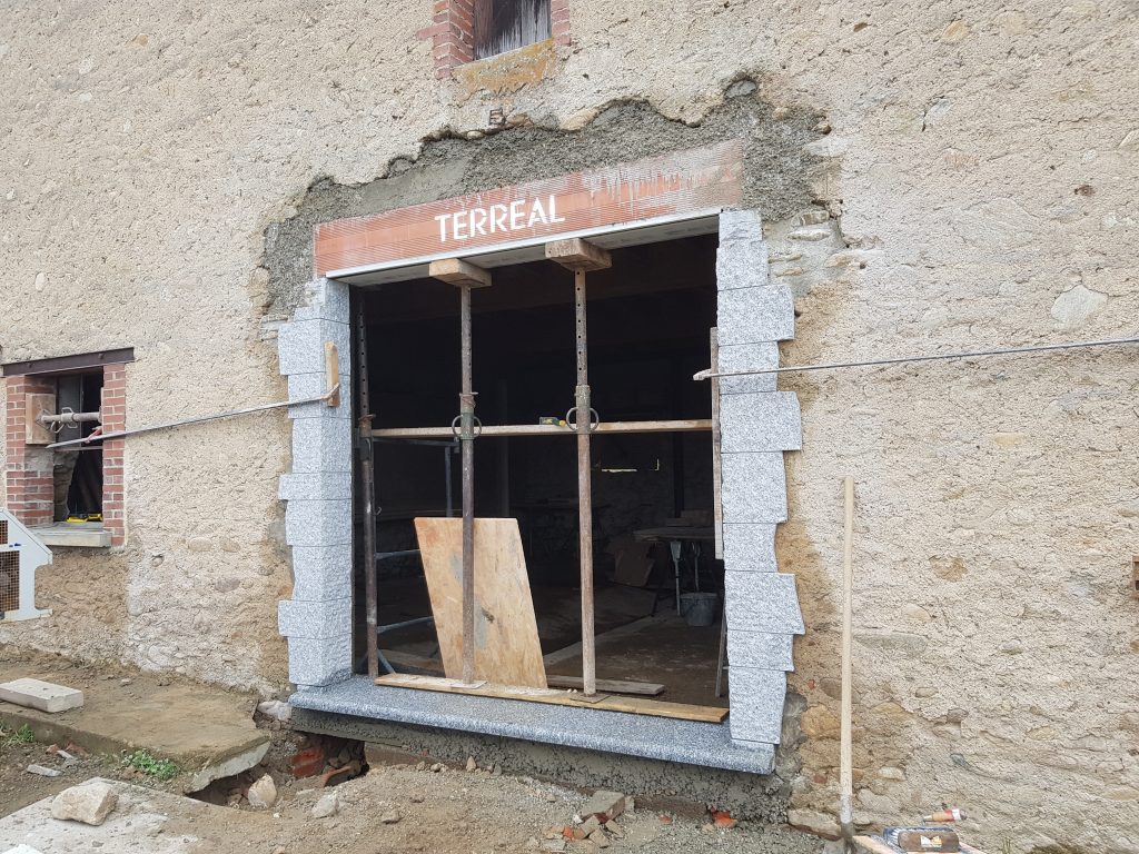 Encadrement d’ouverture en granit pour une façade