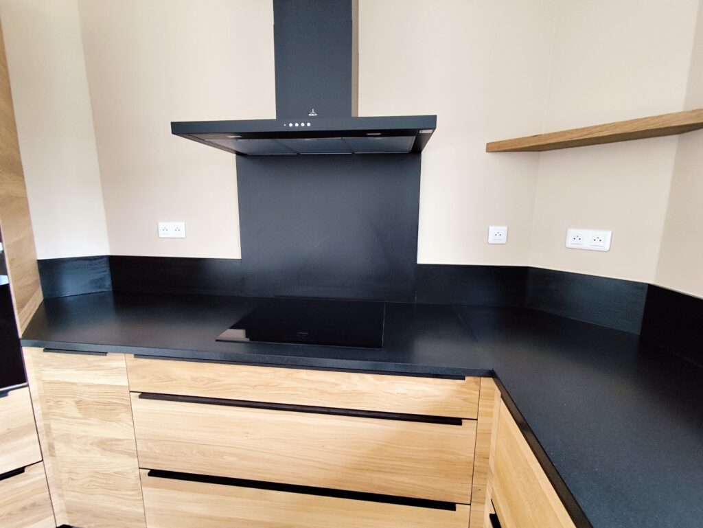 cuisine sur mesure complète en granit Noir Zimbabwe finition cuir, plaque de cuisson intégré, évier collé par dessous avec rainures, ensembles de plinthe et crédence. dessus de meule est table pour manger en granit également. Le tout passé avec un traitement hydrofuge pour garantir ça tenue dans le temps.
