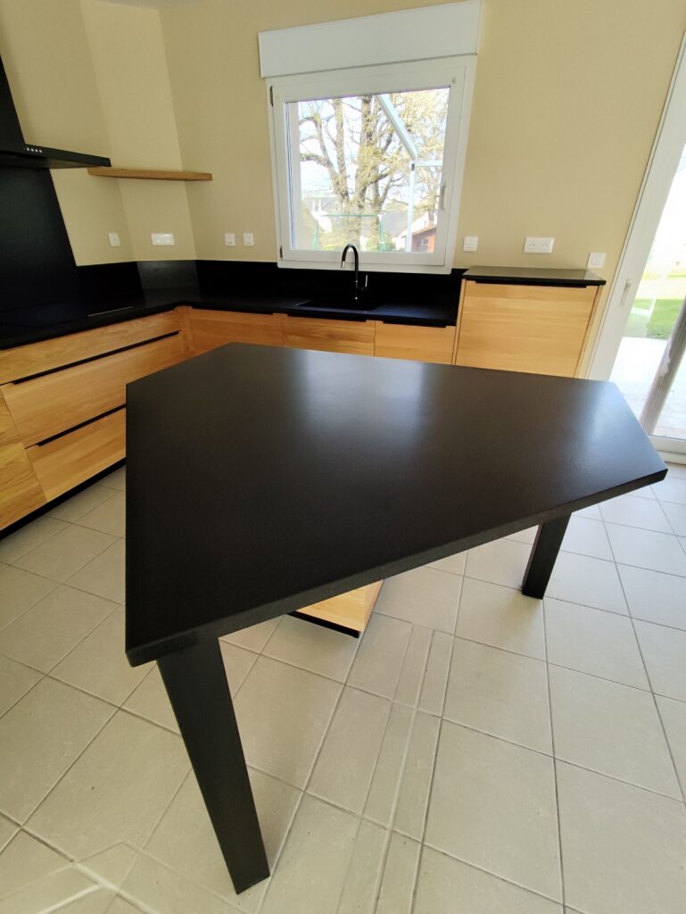 cuisine sur mesure complète en granit Noir Zimbabwe finition cuir, plaque de cuisson intégré, évier collé par dessous avec rainures, ensembles de plinthe et crédence. dessus de meule est table pour manger en granit également. Le tout passé avec un traitement hydrofuge pour garantir ça tenue dans le temps.